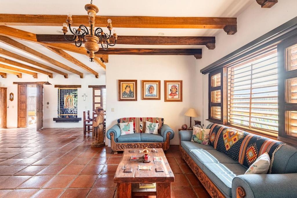 Posezení v ubytování Villa Rey Traditional Hacienda Home Near Oaxaca