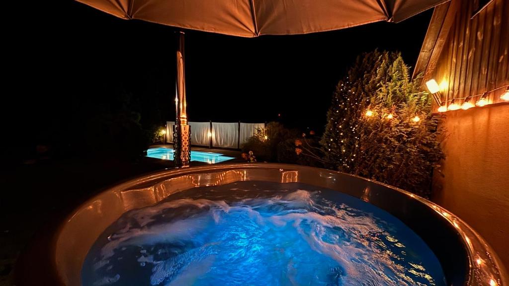 Πισίνα στο ή κοντά στο Dom Grabowa z sauną , podgrzewanym basenem i balią z hydromasażem