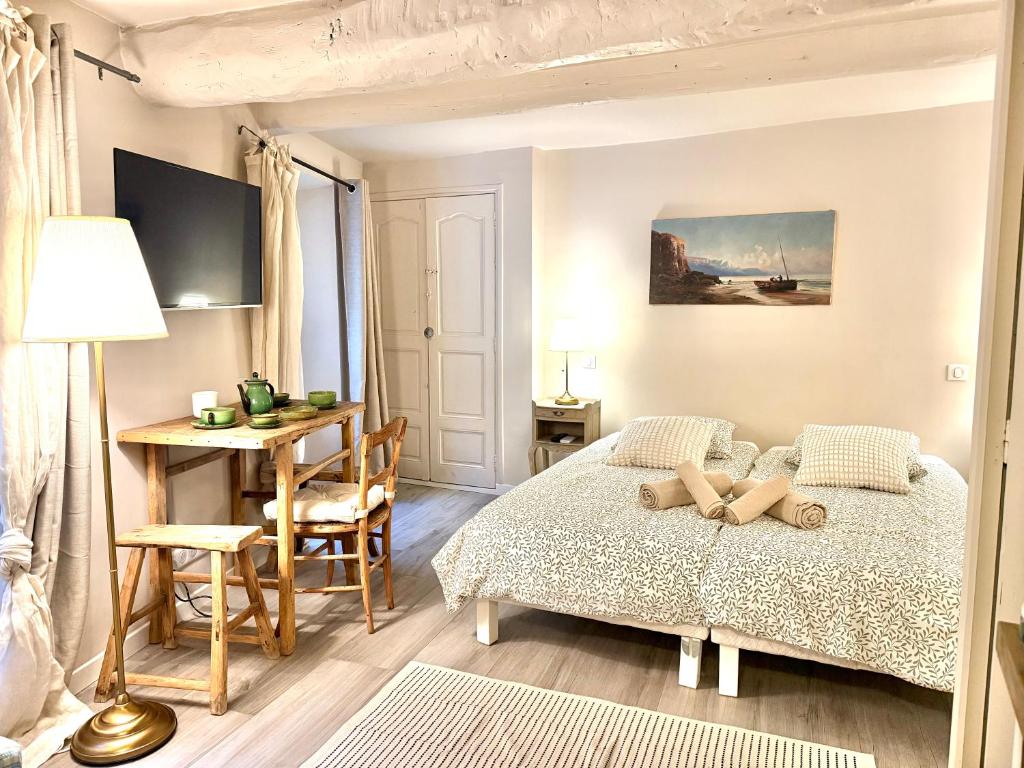 Postel nebo postele na pokoji v ubytování Le charmant studio - Suquet - Cannes