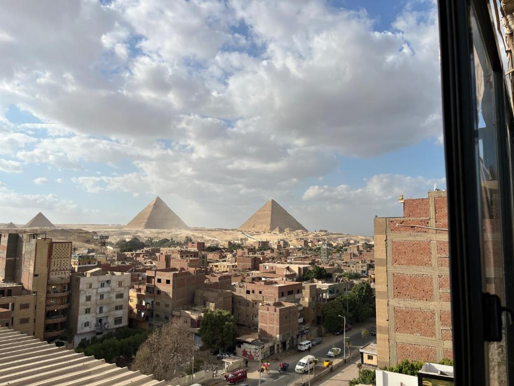 uma vista das pirâmides a partir de uma janela em Energy Pyramids View em Cairo