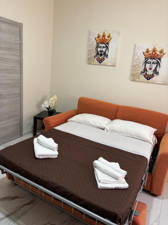 カターニアにあるVicolo30のタオルが備わるドミトリールームのベッド1台分です。