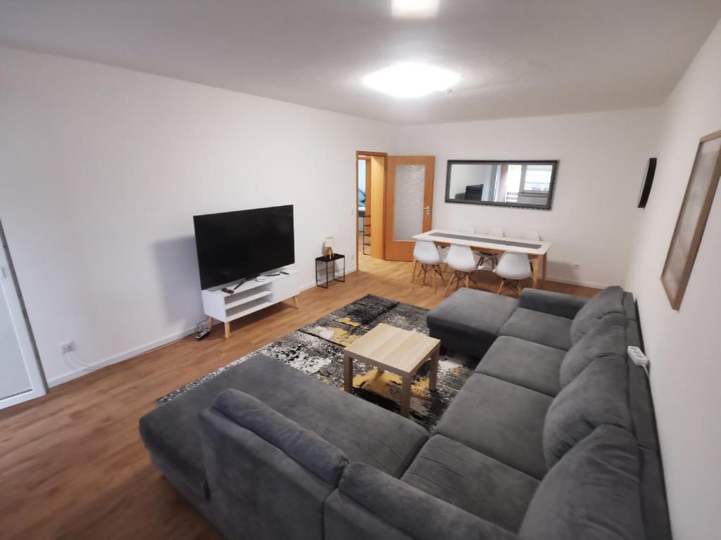 TV a/nebo společenská místnost v ubytování Home 18 - Monteurwohnung für 8 Personen