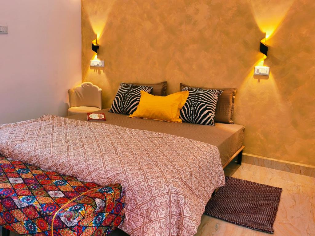 a small bedroom with a bed and a chair at Mitra Palolem in Canacona