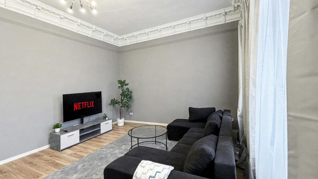 TV a/nebo společenská místnost v ubytování Apartment im Denkmal zentral in Krefeld mit hohen Decken