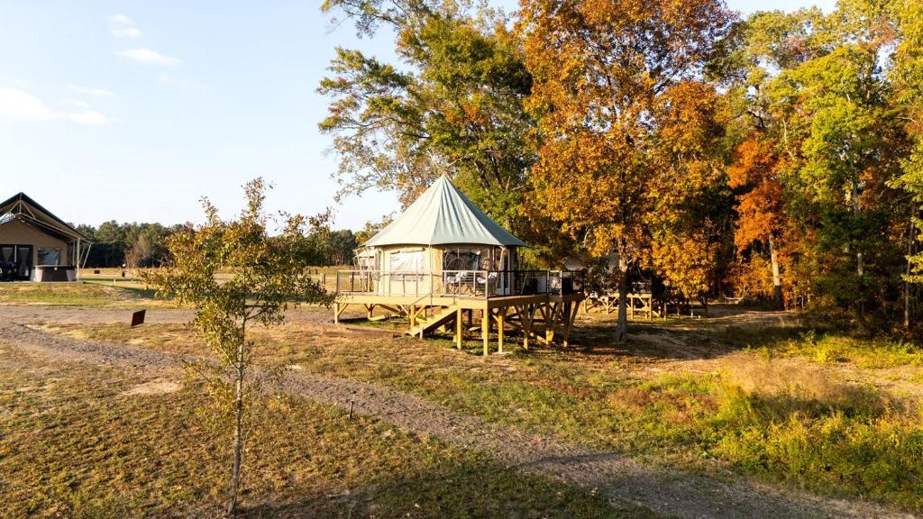 Κήπος έξω από το Luxurious Safari Tent for a Romantic Getaway in Cedar Bluff, Alabama