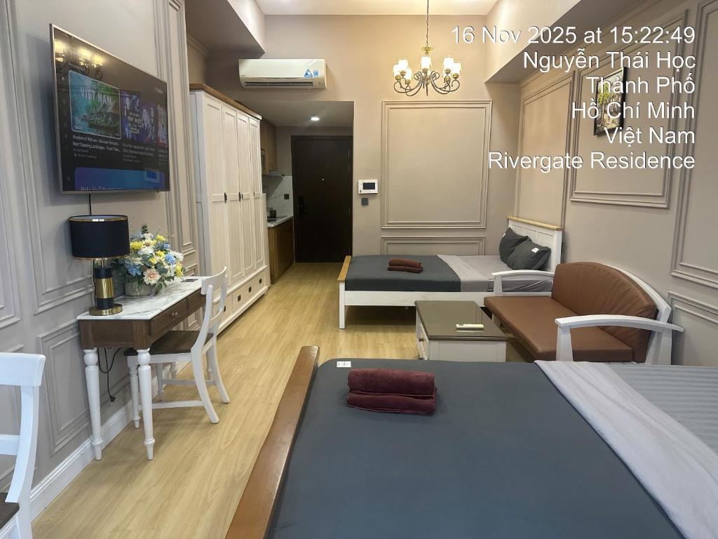 een kamer met 2 bedden en een tv. bij Remarkable rivergate in Ho Chi Minh-stad