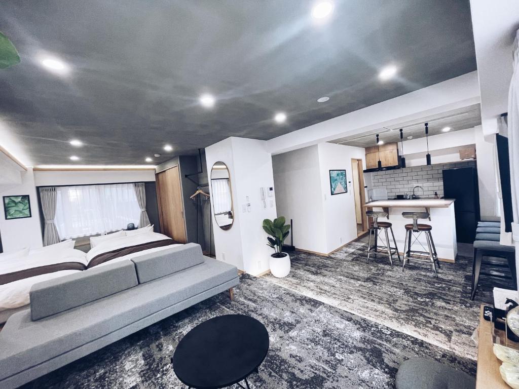 东京Plan A Tennozu Isle的一间带大床的卧室和一间厨房