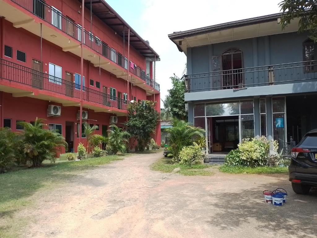 ジャ・エラにあるAraliya Hotelの赤い建物前空き道