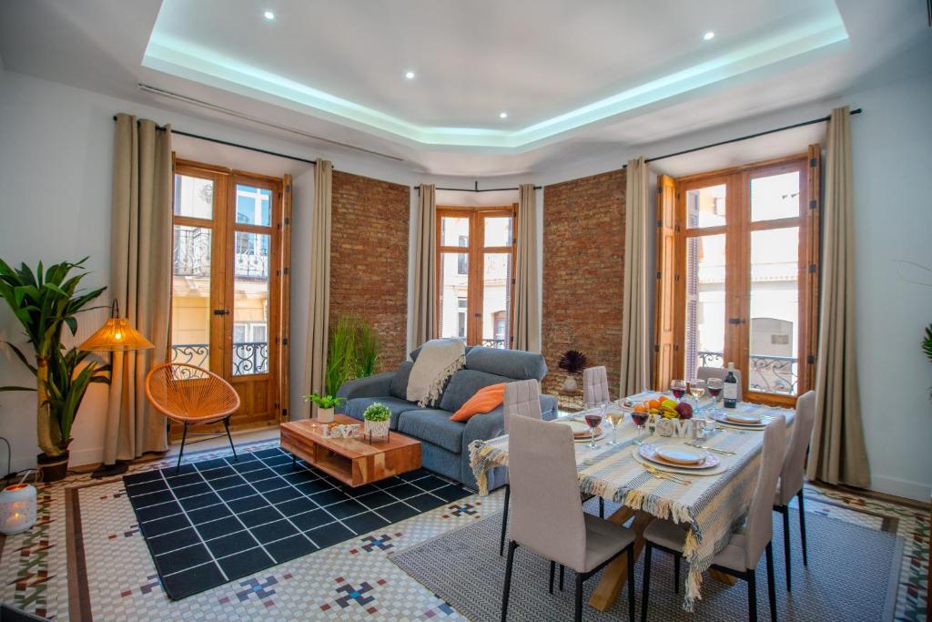 un salon avec un canapé et une table dans l'établissement Luxury Views Plaza Constitución - Executive Malaga Center, à Malaga