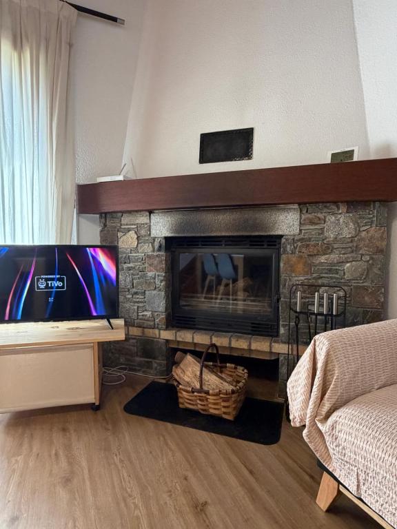 TV a/nebo společenská místnost v ubytování CAL QuEROL PALAU-xemeneia-basquet i tennis