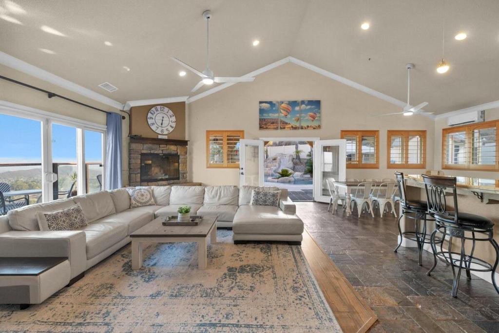 Χώρος καθιστικού στο Amazing Privacy and Views on 5 Acres