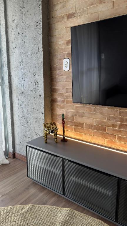 TV a/nebo společenská místnost v ubytování 3 quartos e 2 suites, Alto Padrao, na Ponta Verde, 270m da Praia