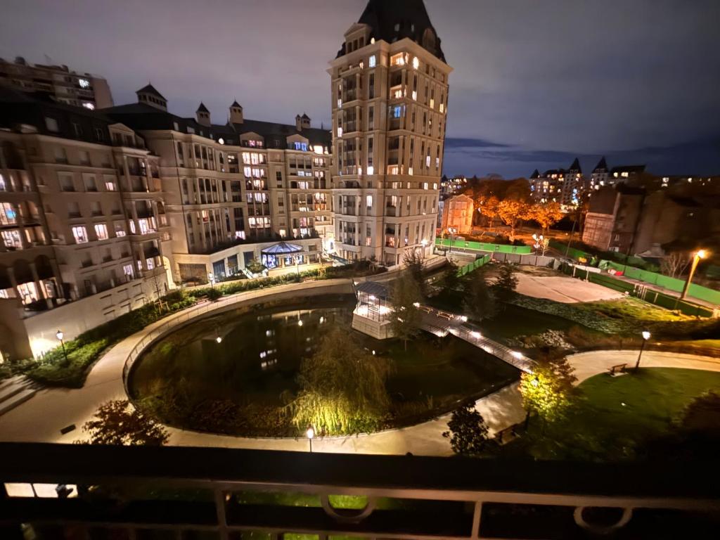 un edificio con una fuente en medio de un patio en Maison chaleureuse, en Puteaux