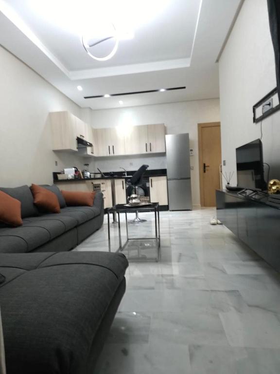 卡萨布兰卡apartment near the beach的客厅里有一张沙发和一个厨房