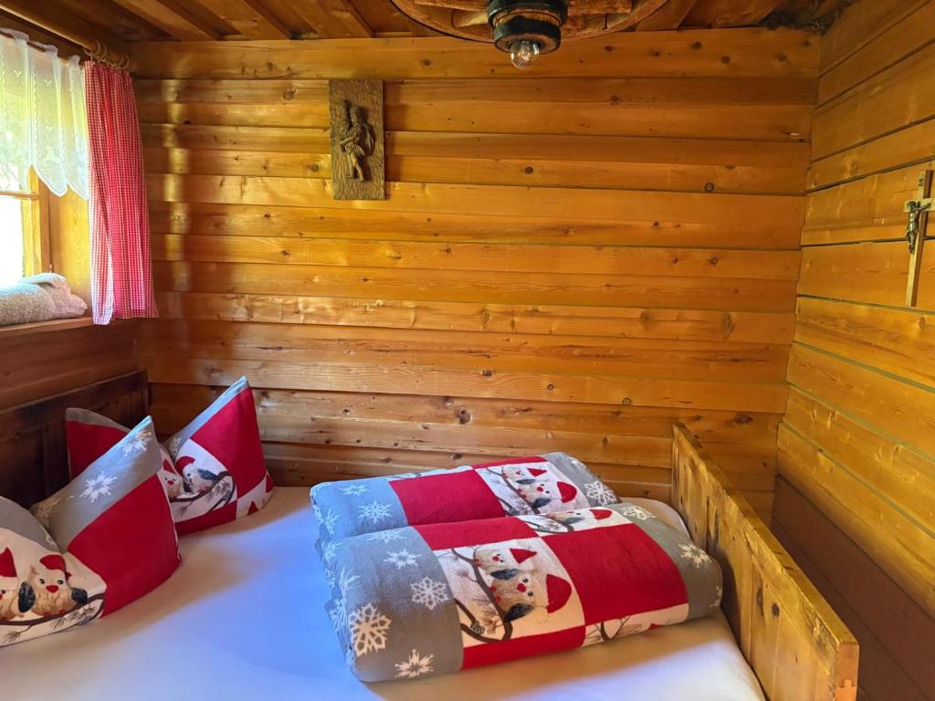 ein Schlafzimmer mit zwei Betten in einer Blockhütte in der Unterkunft Schäferhütte - Zillertal in Grün