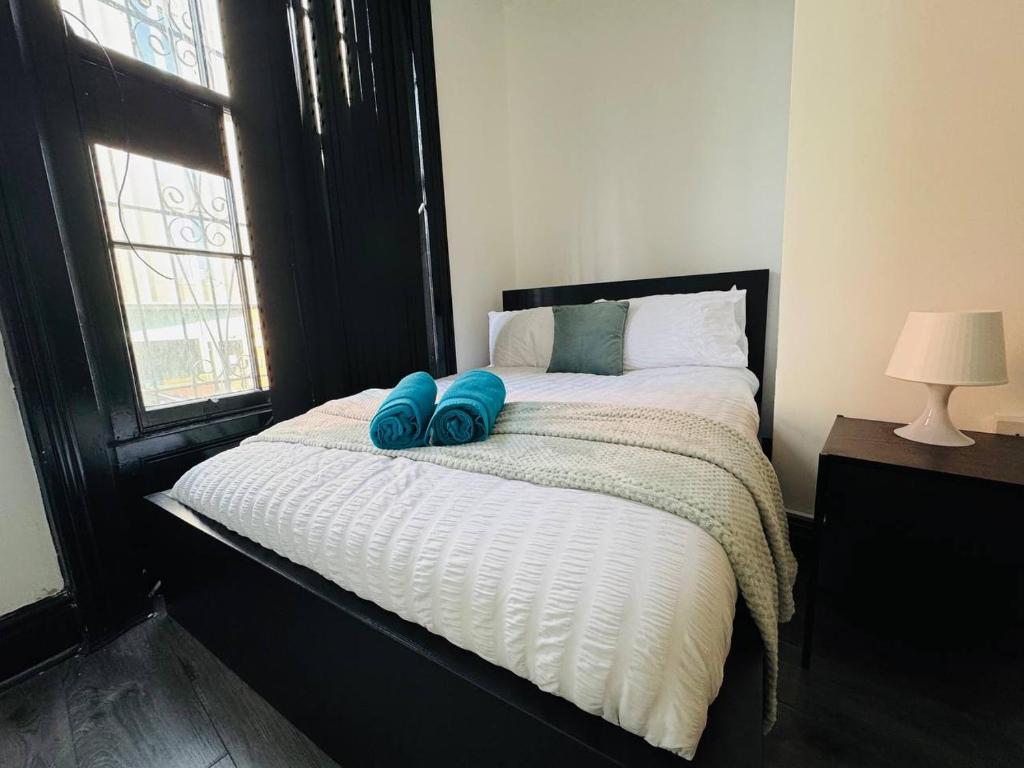 Postel nebo postele na pokoji v ubytování Pembroke Place Private Room 12A