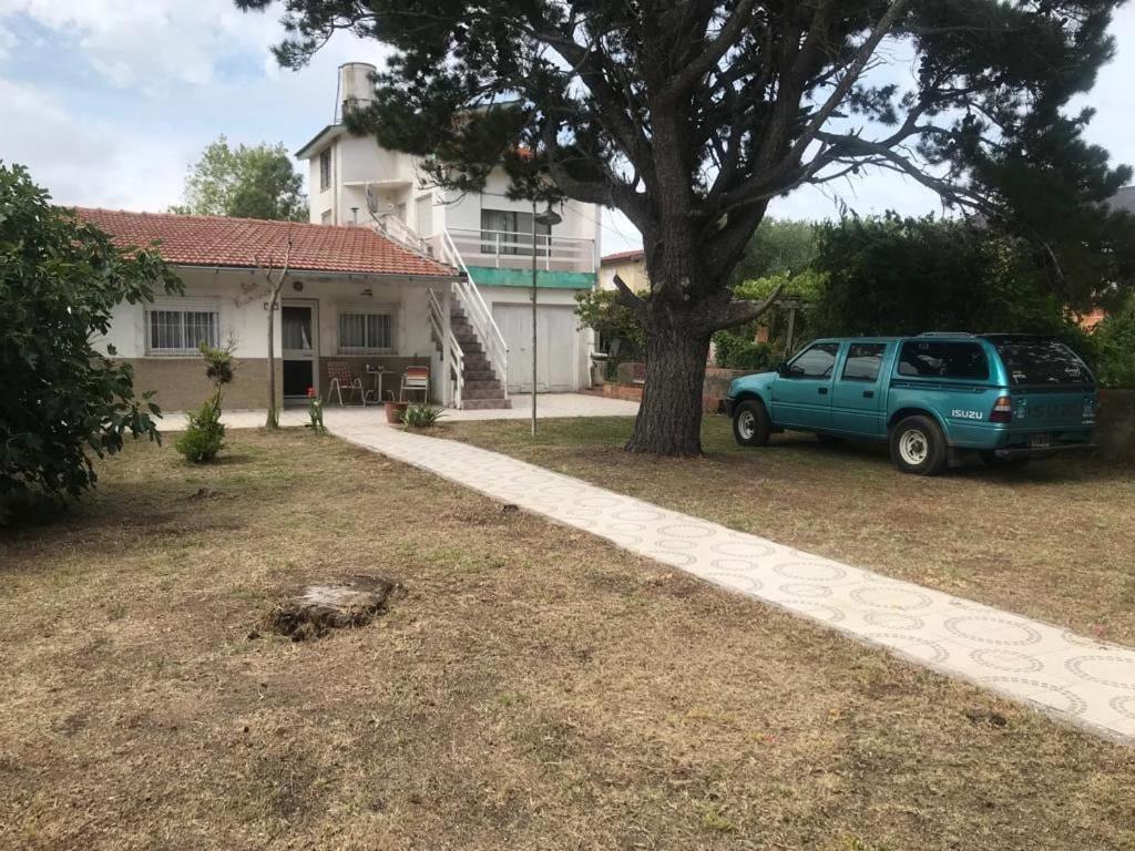 ein blauer SUV vor einem Haus geparkt in der Unterkunft Casa San Francisco in Mar del Tuyú