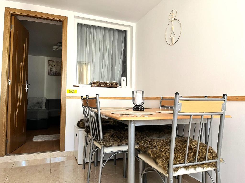 Φωτογραφία από το άλμπουμ του Rustic Breeze Azuga - BBQ, Fireplace and Parking σε Azuga