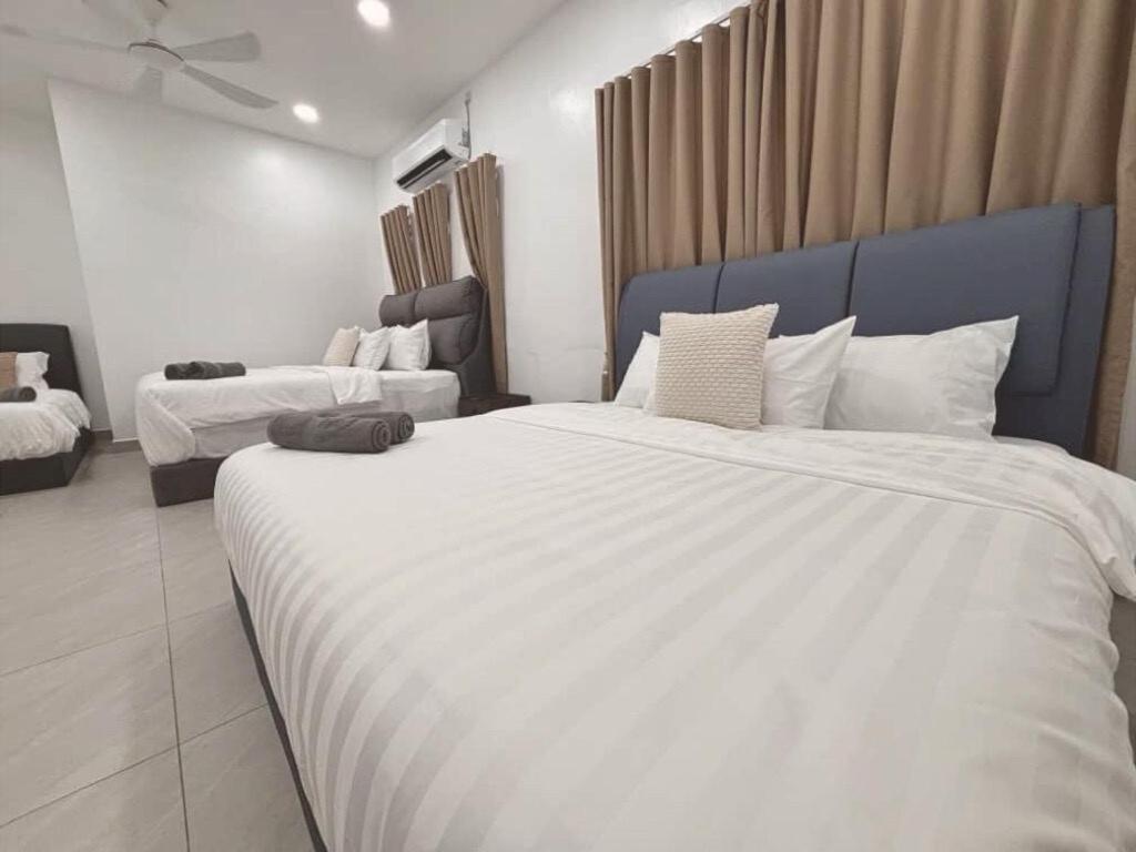 Postel nebo postele na pokoji v ubytování Free EV Car Charge KTV Snooker&PS5Game 13Pax Ipoh