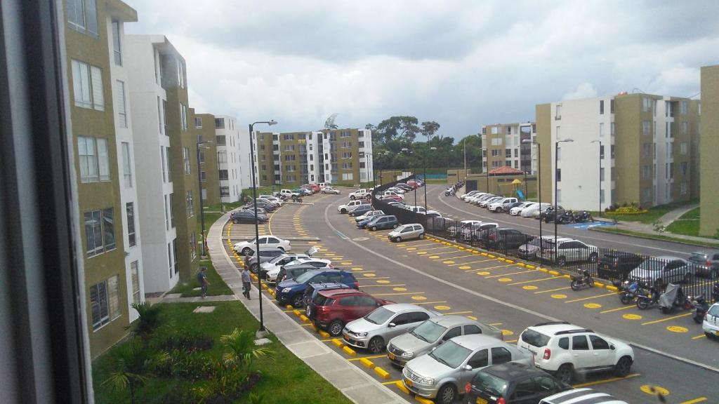 a bunch of cars parked in a parking lot at Apartamento 2 habitaciones villavicencio in Villavicencio