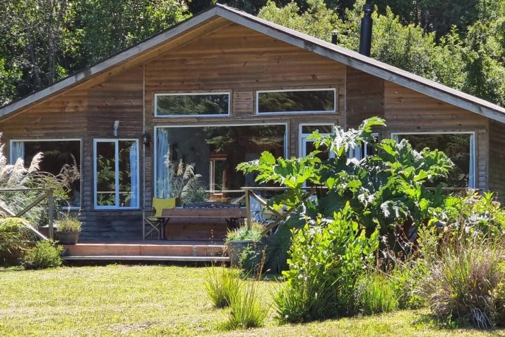 Κήπος έξω από το Cabaña Bahía Huillín, Cascadas, lago Llanquihue
