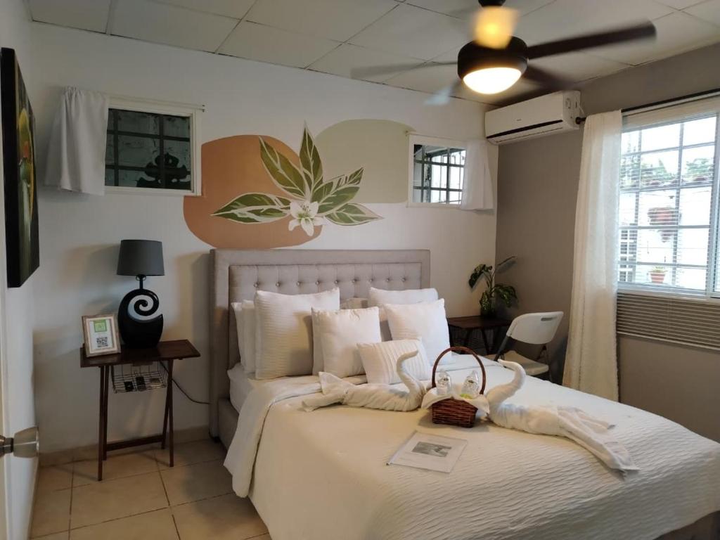 Postel nebo postele na pokoji v ubytování Costa Verde Room With Private Bathroom