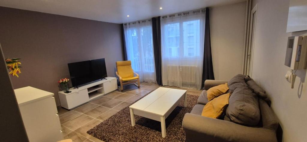 Μια τηλεόραση ή/και κέντρο ψυχαγωγίας στο 3 chambres - Vaulx en Velin