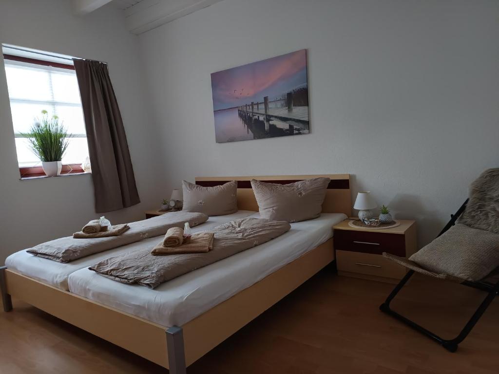 a bedroom with a bed with towels on it at Ferienwohnung BoddenBee in Glowe