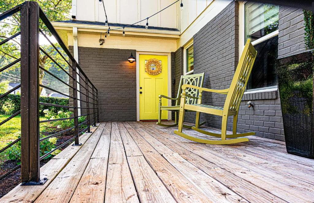deux chaises assises sur un porche avec une porte jaune dans l'établissement 2422 Lynn Iris Drive Decatur, Georgia Room 8, à Decatur