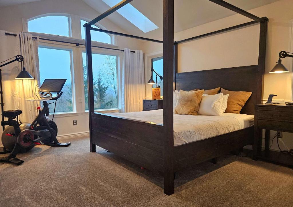 Postel nebo postele na pokoji v ubytování Mt View Private Bedroom Suite w Hot Tub and Arcade