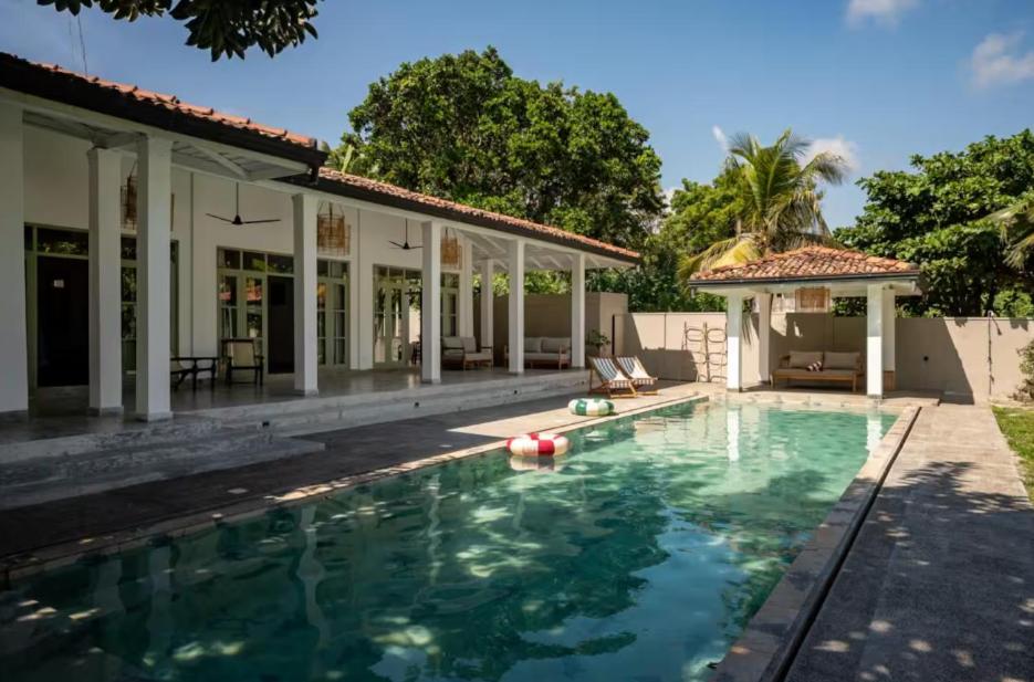 une piscine devant une maison dans l'établissement Villa Elise, à Sinimodera