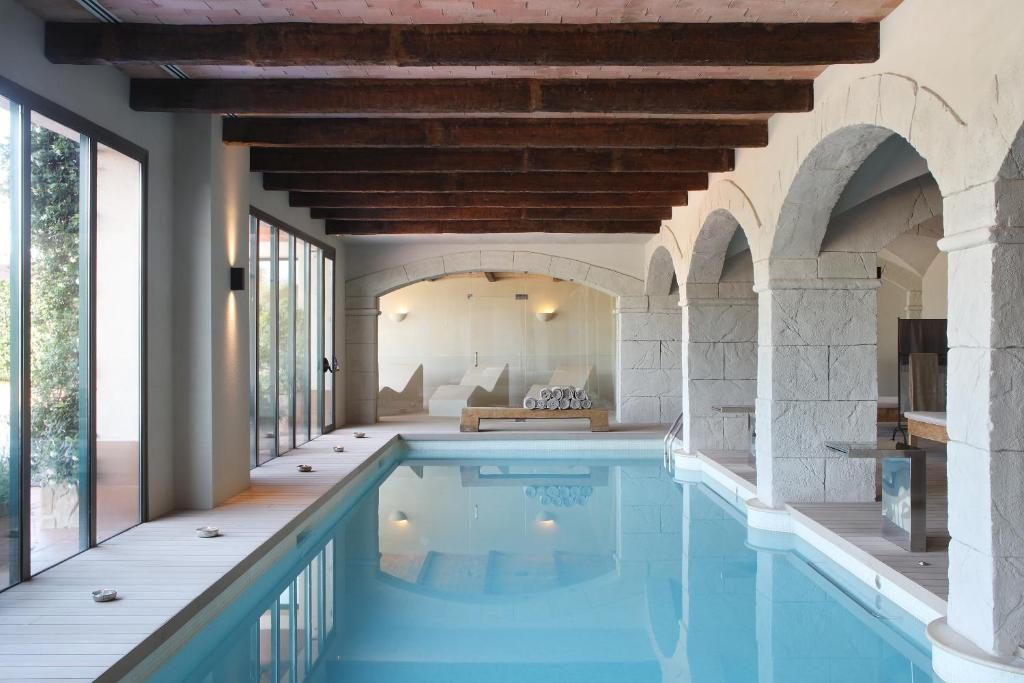 Bazén v ubytovaní Hotel Peralada Wine Spa & Golf alebo v jeho blízkosti
