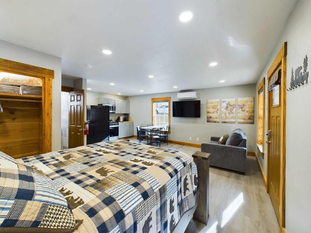 Μια τηλεόραση ή/και κέντρο ψυχαγωγίας στο Modern Comfort Suite B - Heart of Downtown