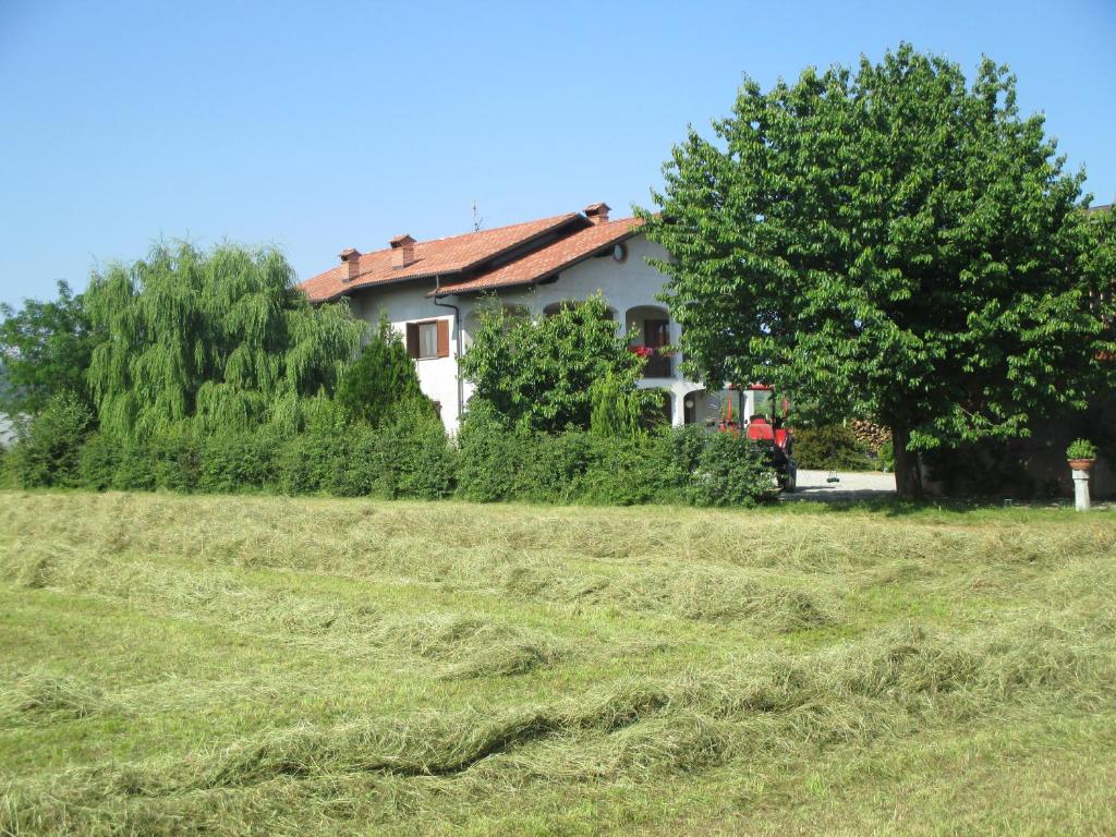 a house in the middle of a grassy field at Ospitalità rurale La Svizzera in Agliè