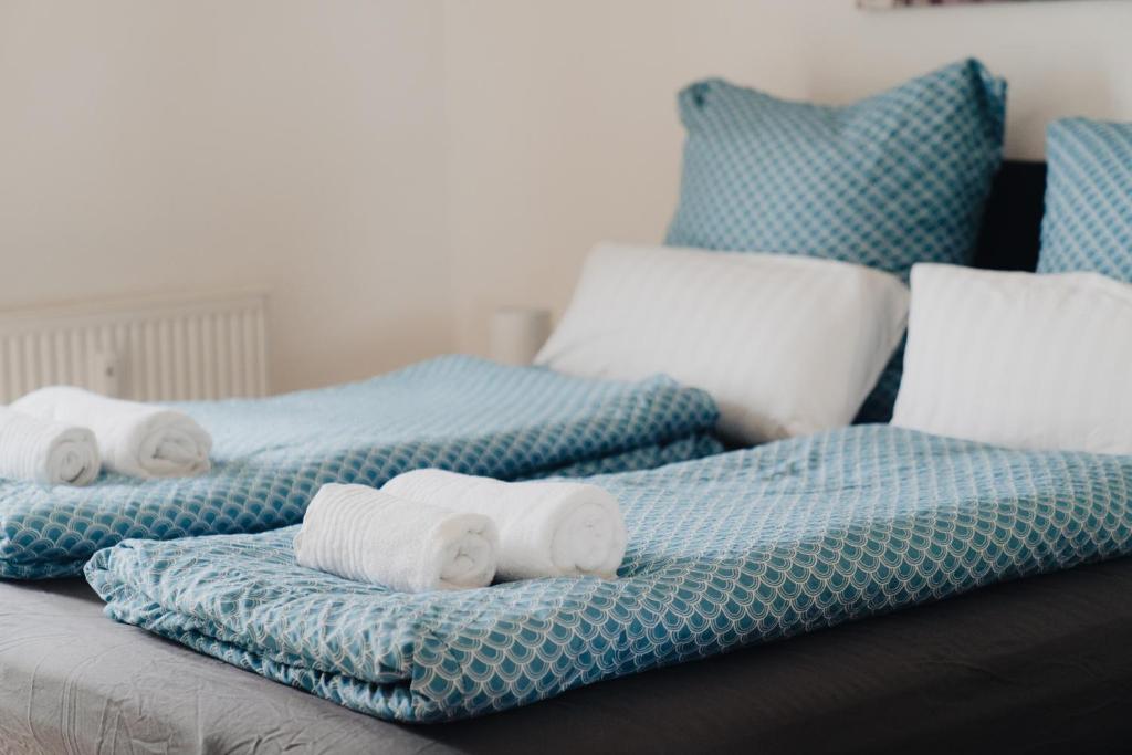 Postel nebo postele na pokoji v ubytování Modernes Penthouse mit Panorama im Herzen von Villingen