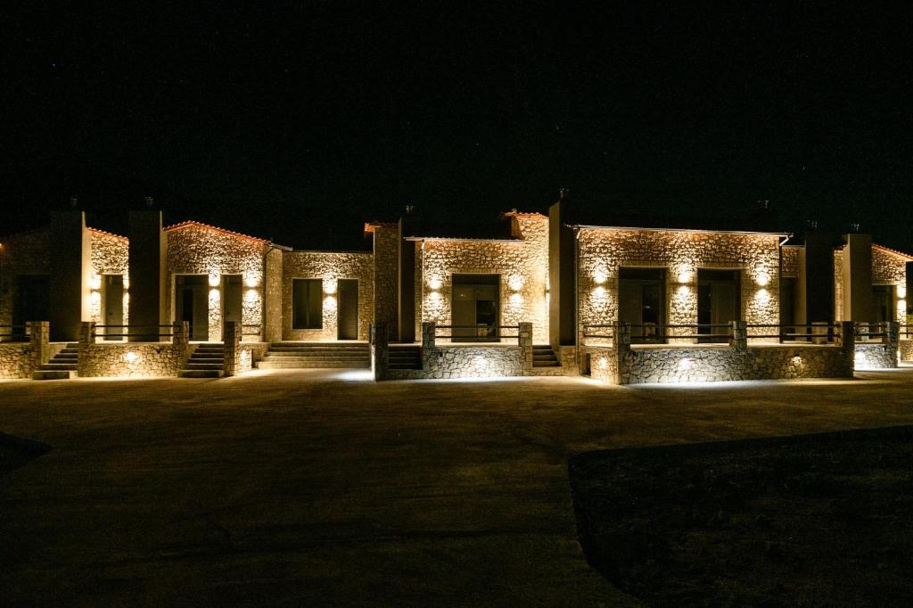 un edificio illuminato di notte con luci di Θριές Παρνασσός a Kalívia