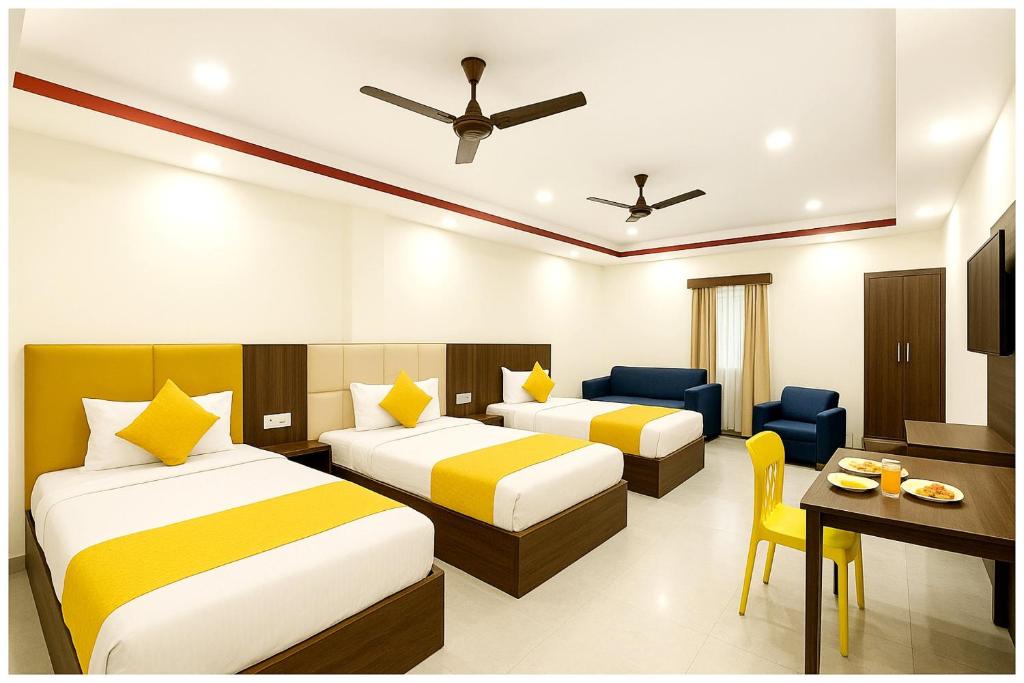 une chambre d'hôtel avec deux lits et une table dans l'établissement Hotel RG Laxmi Palace Villas Near Vishwanath Temple # Parking- free Wi-fi Facilities # BEST HOTEL, à Varanasi