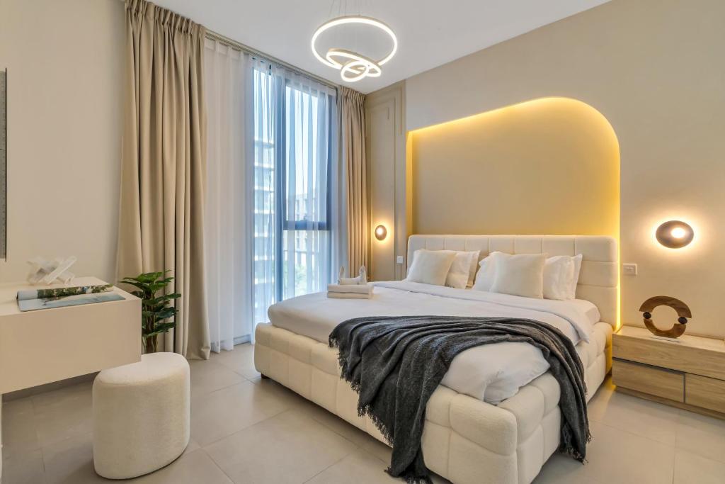 Postel nebo postele na pokoji v ubytování 1 Bedroom in Aljada City Center l Balcony & Pool - LemonHomes