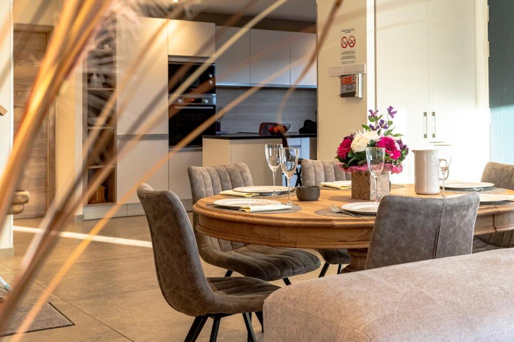 a dining room with a wooden table and chairs at Charmant chalet, spacieux, proche du lac, vue sur la montagne in Gérardmer