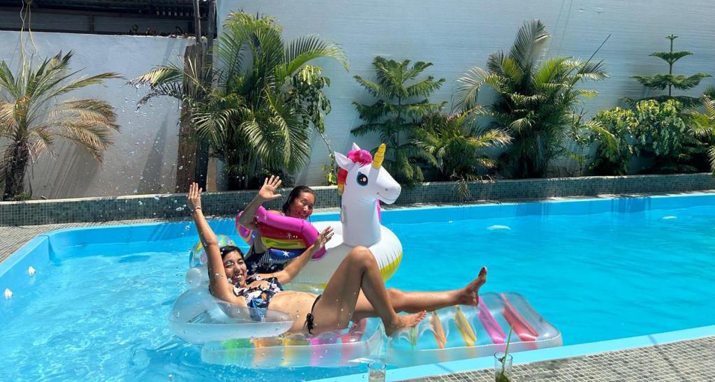 un groupe de personnes dans une piscine dans l'établissement Casa Greemat 2Habs con AC, piscina a pasos de la playa, à Zorritos