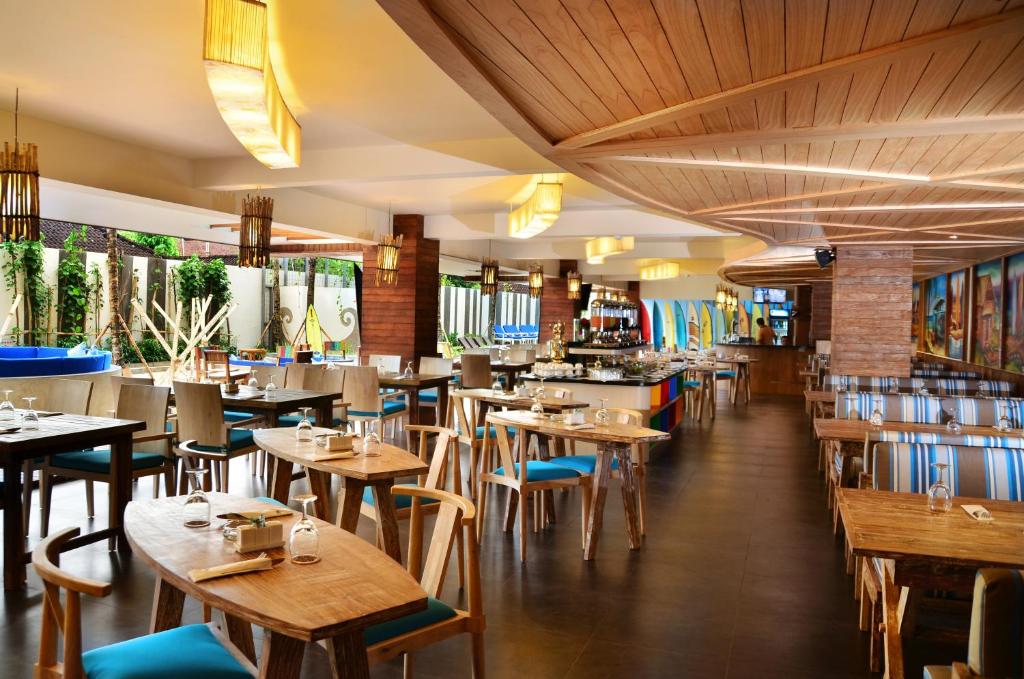ห้องอาหารหรือที่รับประทานอาหารของ Bliss Surfer Hotel by Tritama Hospitality
