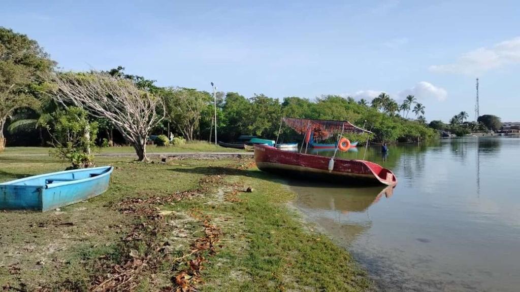un bateau assis sur la rive d'une rivière dans l'établissement Casa Barra do Jacuípe, à Camaçari