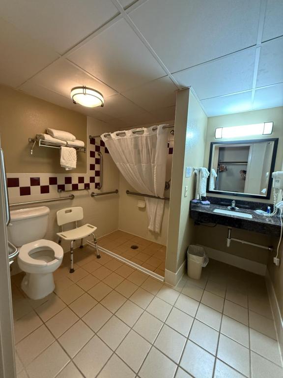 Rodeway Inn Hesston - King Suite - Accessible/Non-Smoking