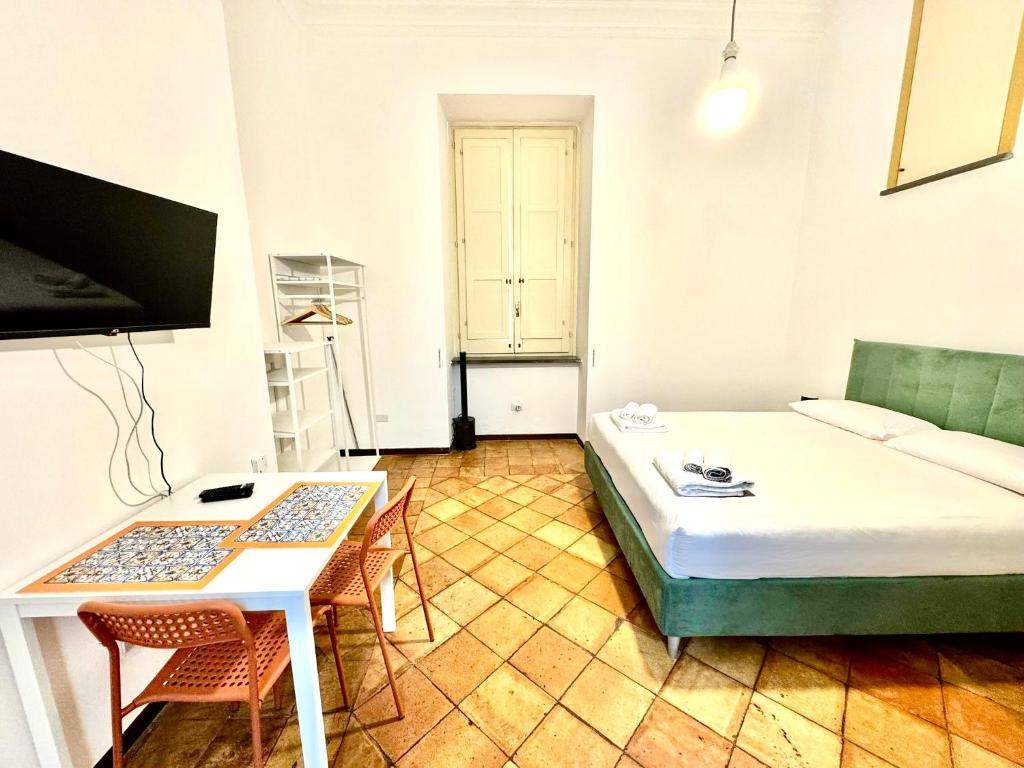 een woonkamer met een bed en een tafel bij Casa Genovesi 5 in Salerno