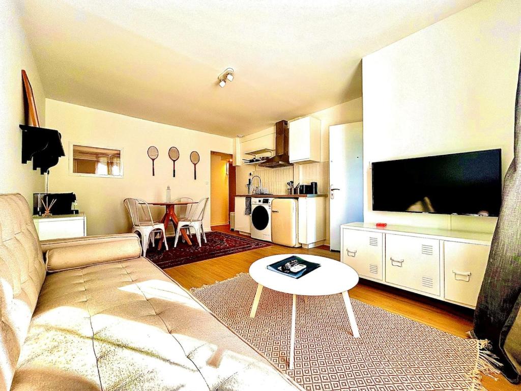 ein Wohnzimmer mit Sofa und Tisch in der Unterkunft T2 au cœur de Niort, proche marché & Port Boinot in Niort