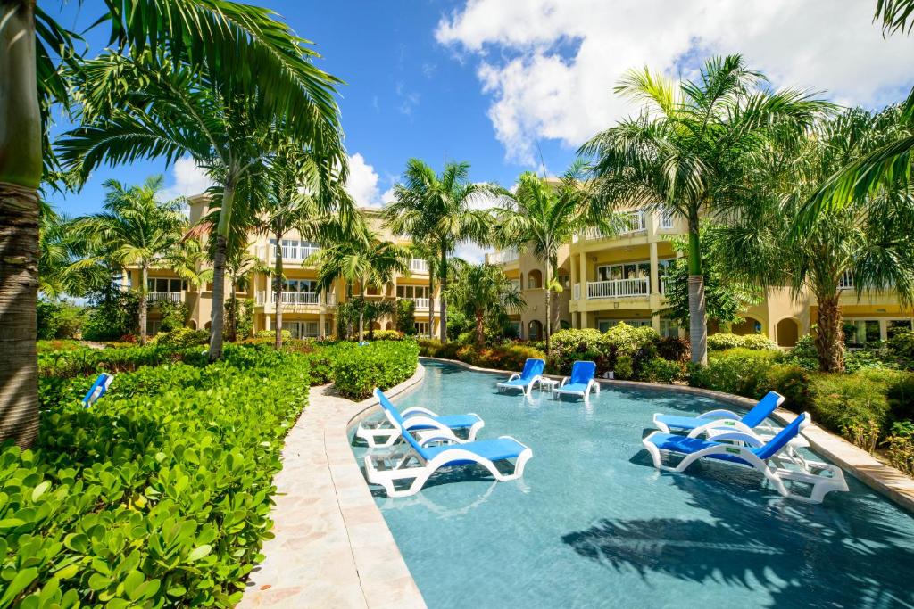 Bazén v ubytování The Hamilton Beach Villas & Spa nebo v jeho okolí
