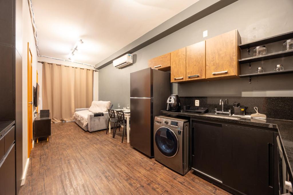 Una cocina con lavadora y secadora en una habitación. en Premium Modern Studio in Alphaville, en Santana de Parnaíba