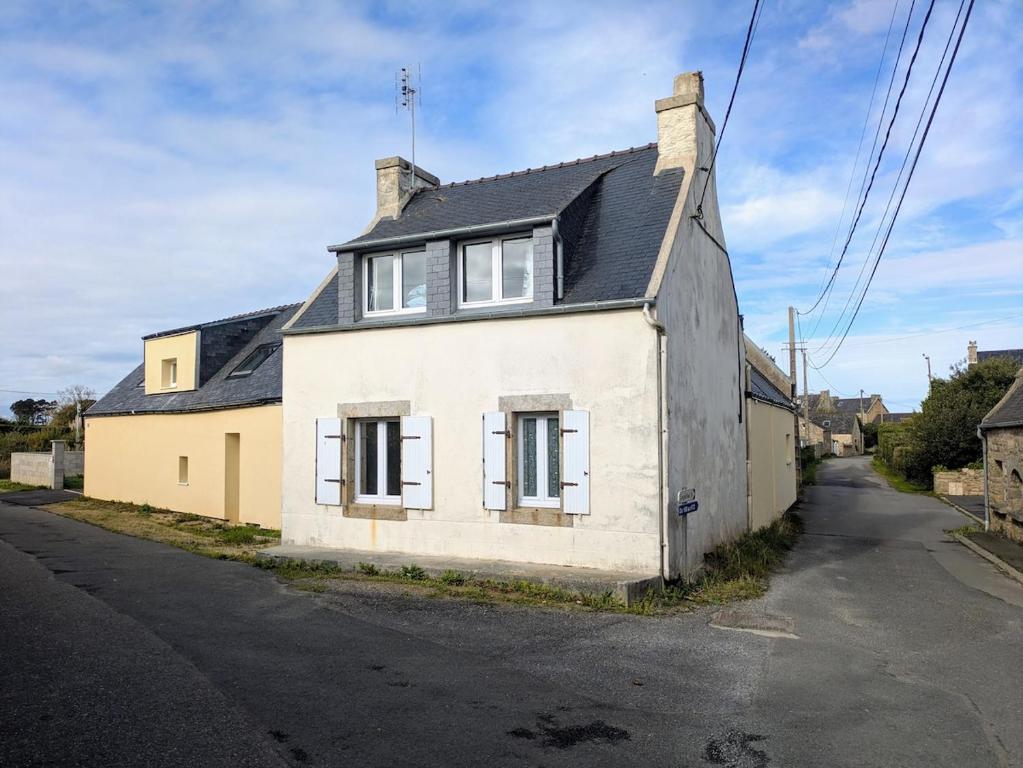 White house between land and sea St Pol de Léon في بلدة سان-بول-دو-ليون: بيت أبيض بسقف أسود