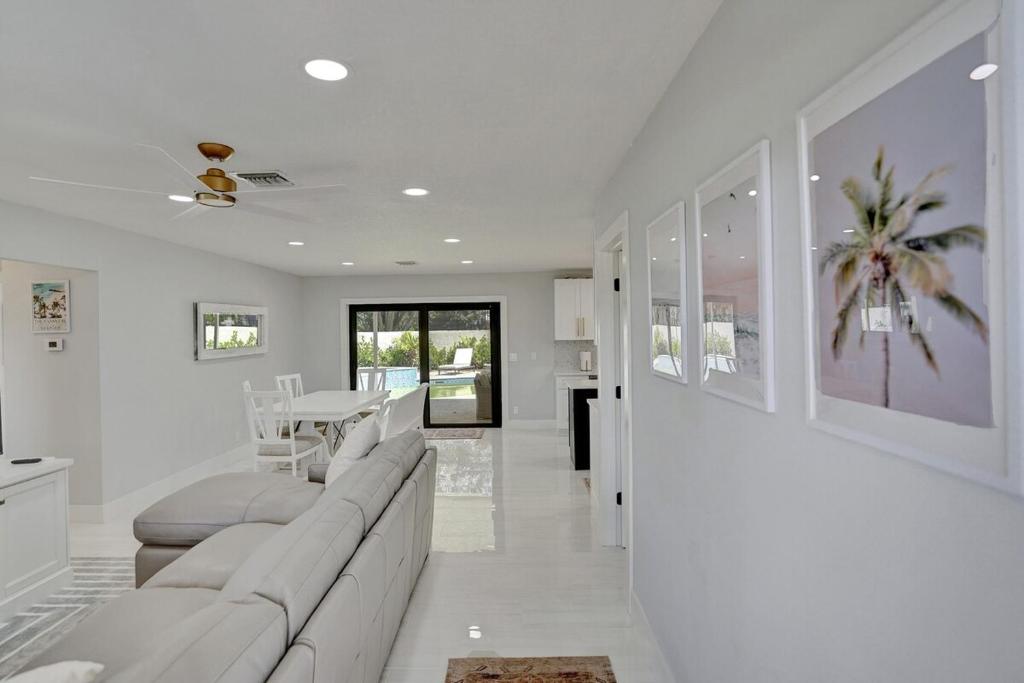 Posezení v ubytování The Coastal Escape with Heated Saltwater Pool