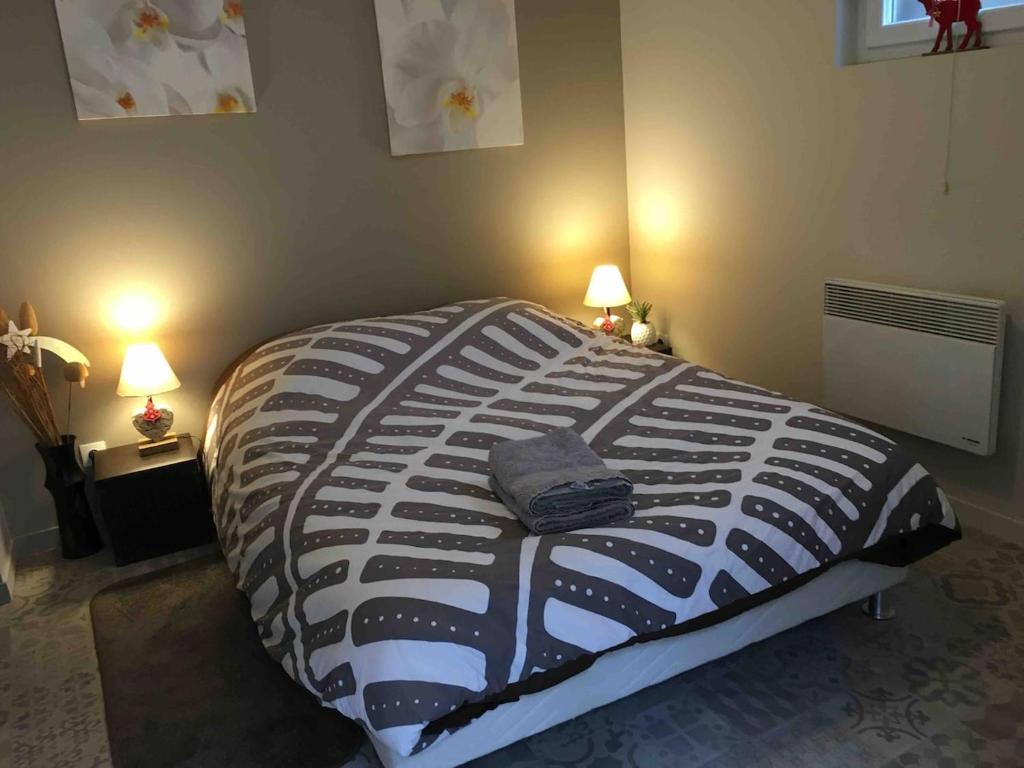 Postel nebo postele na pokoji v ubytování Cozy studio separate kitchen city center Lahitolle